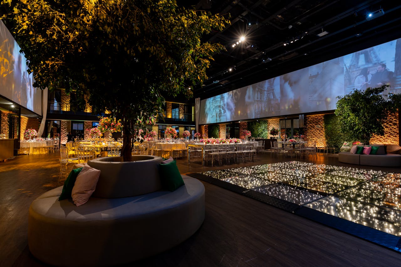 gallery-img-04 Luxurious indoor wedding reception with elegant decor and ambient lighting.